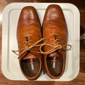 Boys 5.5 Brown dress shoes. Worn 1 time.